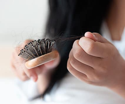 La chute saisonnière des cheveux : Tout ce que vous devez savoir