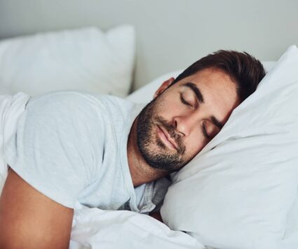 Comment bien dormir après une greffe de cheveux ? | Centre Greffe de Cheveux | Paris